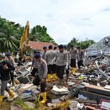 Hunt for survivors as Indonesian tsunami death toll climbs to 373
